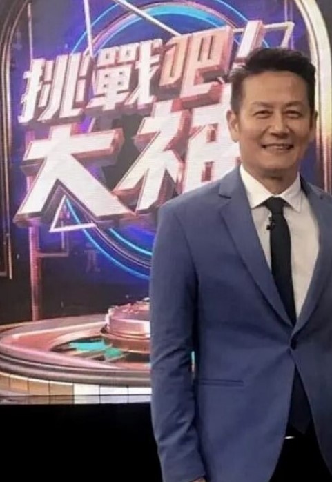 三个极品萝莉嫩妹保时捷车模刺激狼友无毛粉嫩白虎逼双头道具轮草抽插 - 7M视频